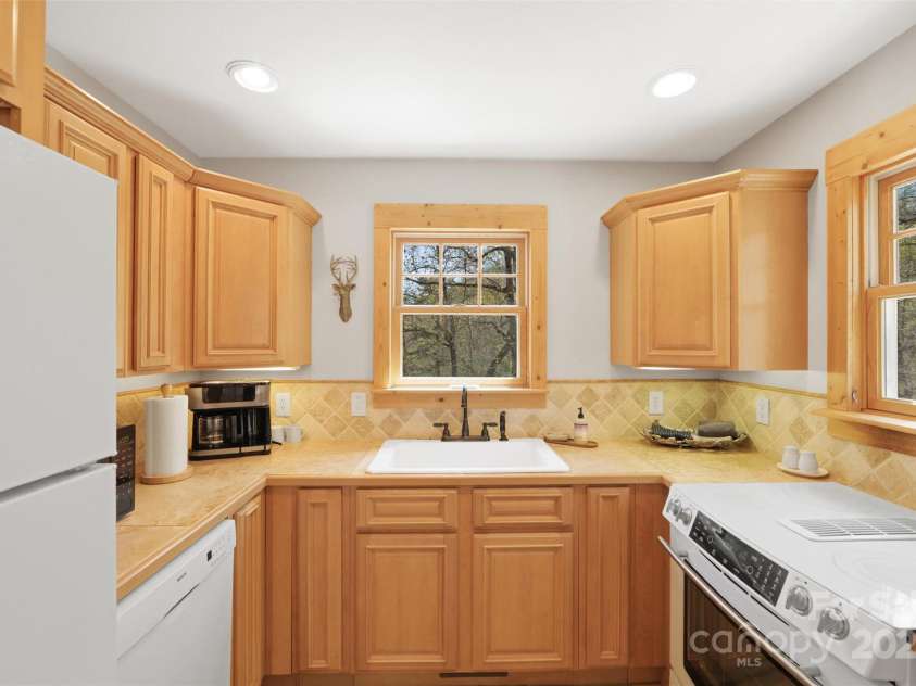 60 Hidden View Lane, Almond, NC 28702.  MLS# CAR4248254, YatesRealty ID 6764. 