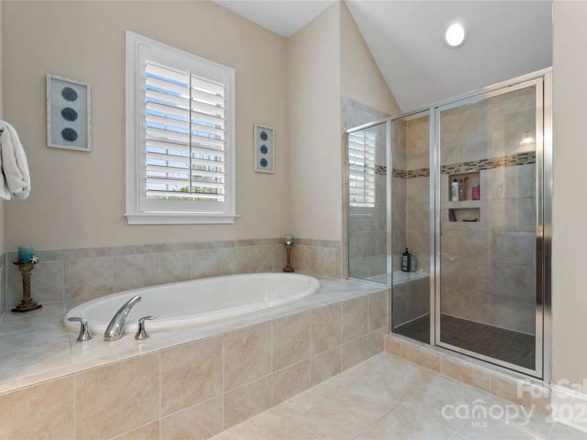 400 Eden Hollow Lane, Weddington, NC 28104.  MLS# CAR4243041, YatesRealty ID 6765. Garden tub