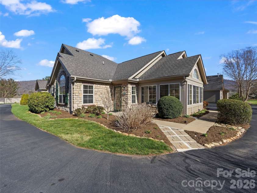 81 Outlook Circle, Swannanoa, NC 28778.  MLS# CAR4362543, YatesRealty ID 6766. 