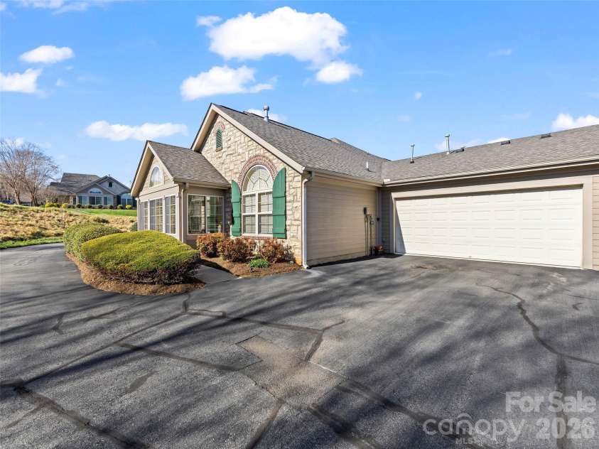 81 Outlook Circle, Swannanoa, NC 28778.  MLS# CAR4362543, YatesRealty ID 6766. 