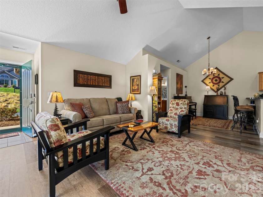 81 Outlook Circle, Swannanoa, NC 28778.  MLS# CAR4362543, YatesRealty ID 6766. 