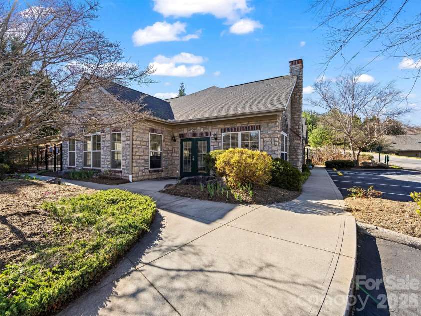 81 Outlook Circle, Swannanoa, NC 28778.  MLS# CAR4362543, YatesRealty ID 6766. 