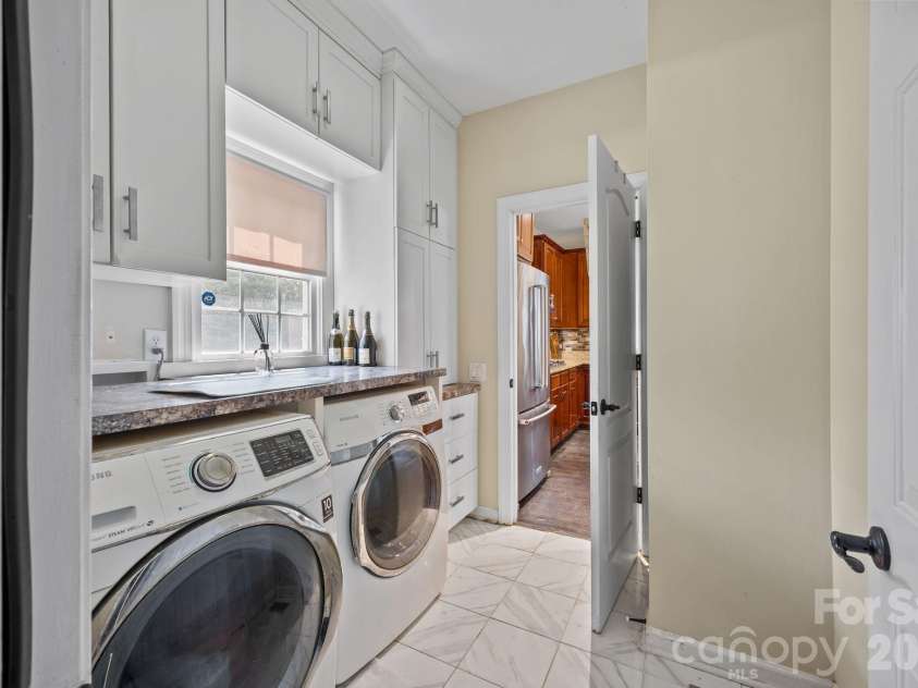 6215 Glencairn Court, Charlotte, NC 28269.  MLS# CAR4359110, YatesRealty ID 6767. 