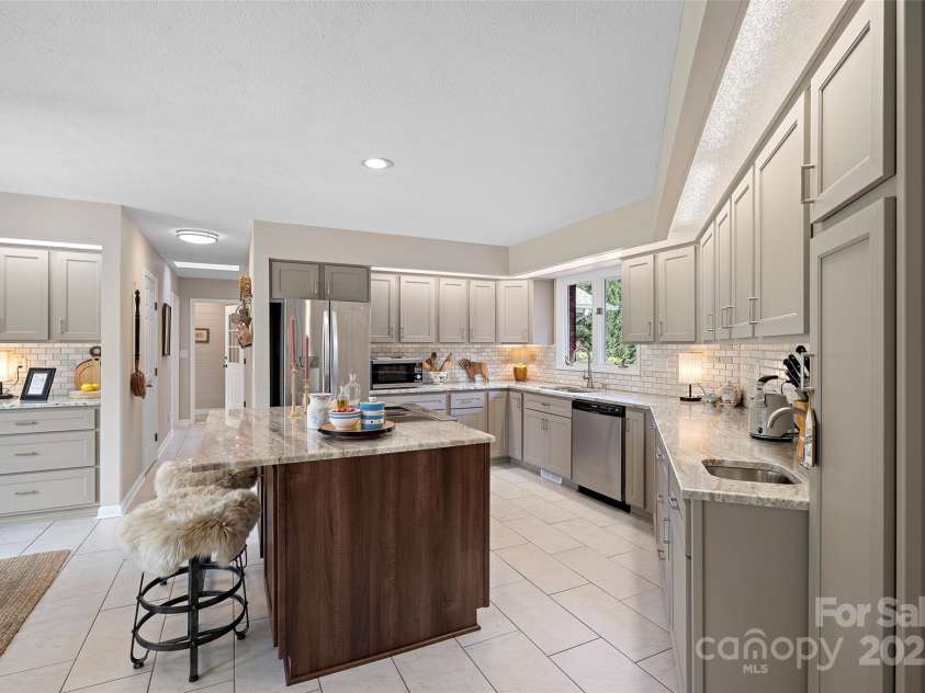 4 Willow View Drive, Mills River, NC 28759.  MLS# CAR4244291, YatesRealty ID 6769. 