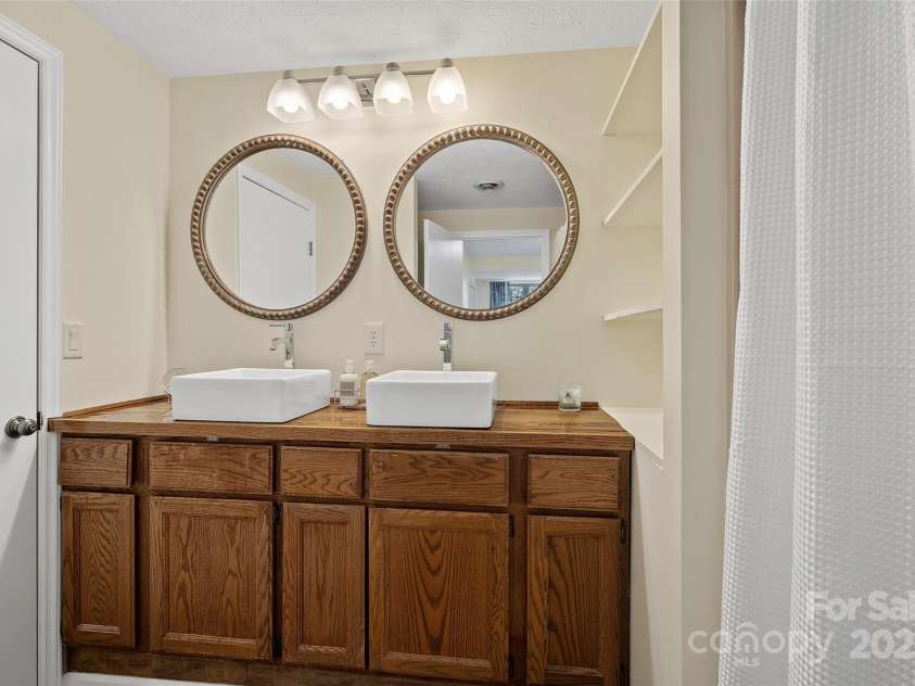 4 Willow View Drive, Mills River, NC 28759.  MLS# CAR4244291, YatesRealty ID 6769. 