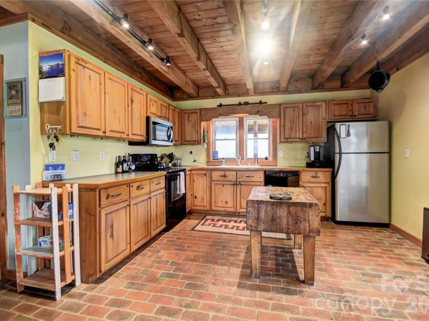 85 Homlish Gardens Drive, Waynesville, NC 28785.  MLS# CAR4357698, YatesRealty ID 6769. Kitchen in open floor plan great room