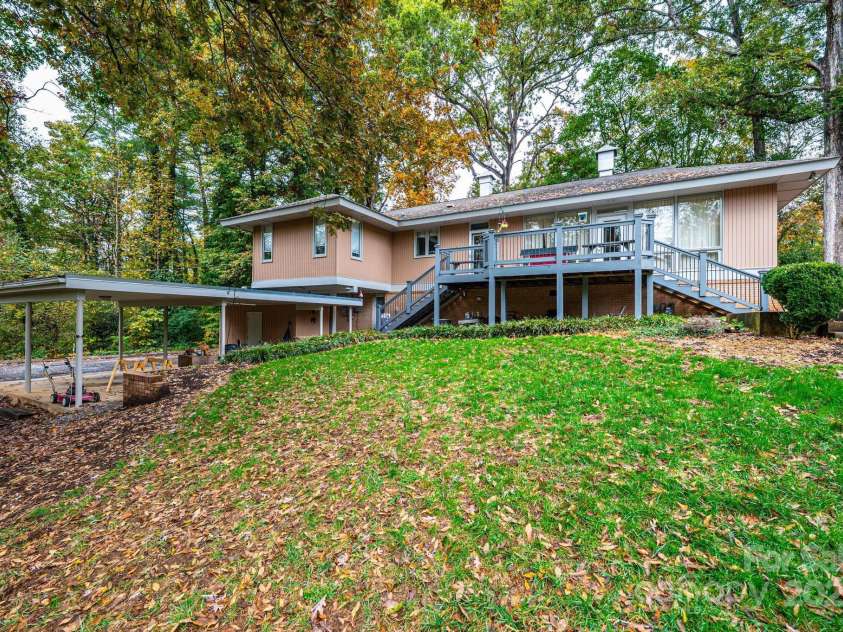 141 36th Avenue, Hickory, NC 28601.  MLS# CAR4317550, YatesRealty ID 677. 