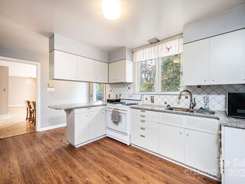 141 36th Avenue, Hickory, NC 28601.  MLS# CAR4317550, YatesRealty ID 677. Kitchen