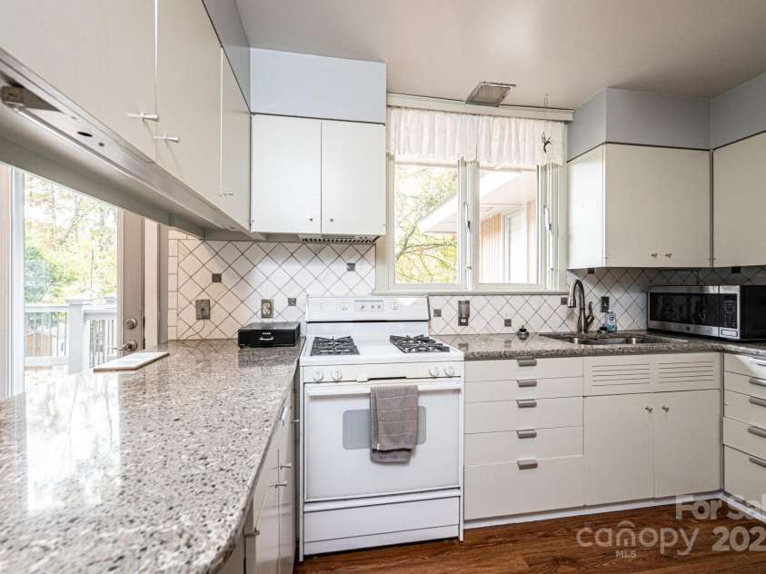 141 36th Avenue, Hickory, NC 28601.  MLS# CAR4317550, YatesRealty ID 677. Kitchen