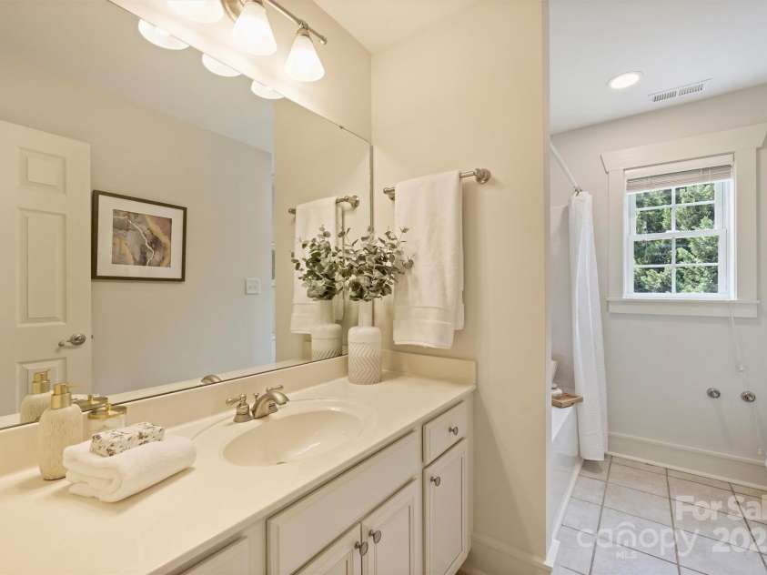 1824 Hall Avenue, Charlotte, NC 28205.  MLS# CAR4245014, YatesRealty ID 6773. Upstairs full bathroom