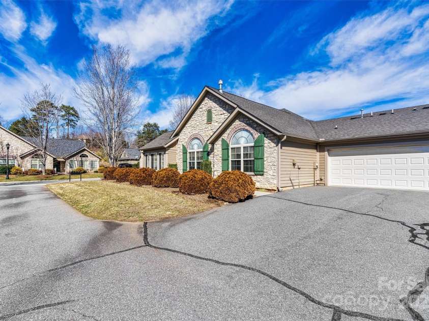 808 Wynnshire Drive, Hickory, NC 28601.  MLS# CAR4227360, YatesRealty ID 6780. 