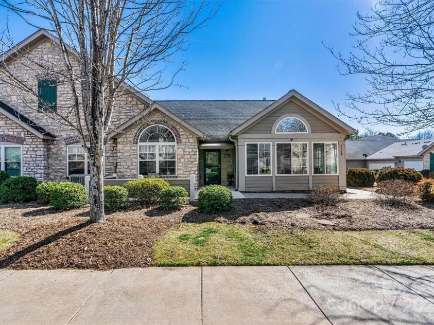 808 Wynnshire Drive, Hickory, NC 28601.  MLS# CAR4227360, YatesRealty ID 6780. 