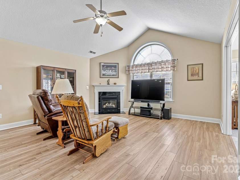 808 Wynnshire Drive, Hickory, NC 28601.  MLS# CAR4227360, YatesRealty ID 6780. 