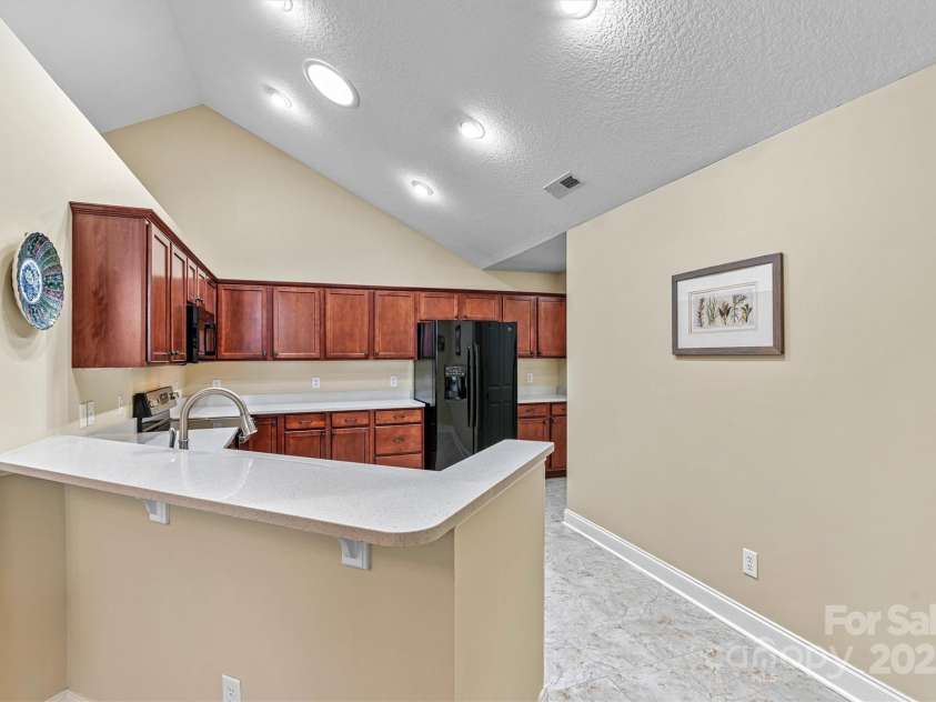 808 Wynnshire Drive, Hickory, NC 28601.  MLS# CAR4227360, YatesRealty ID 6780. 