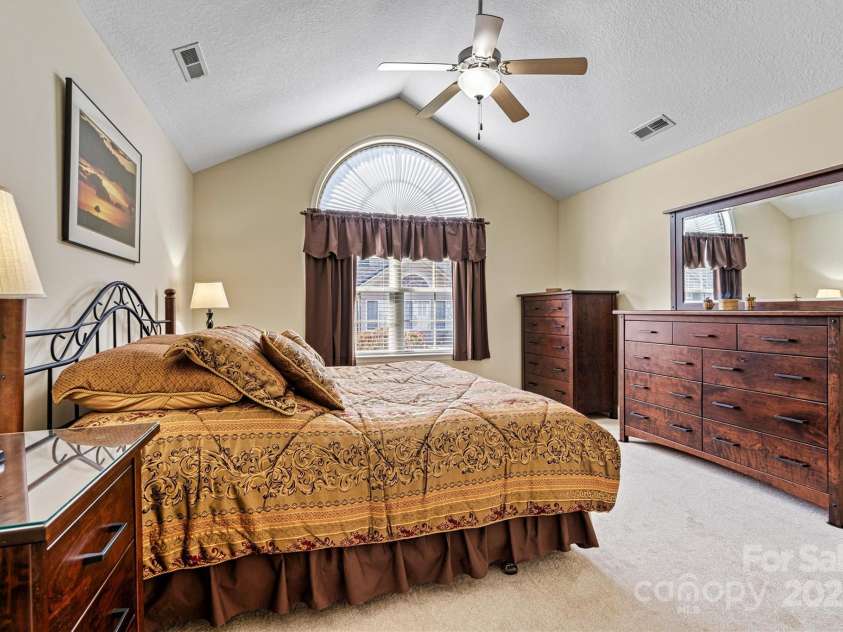 808 Wynnshire Drive, Hickory, NC 28601.  MLS# CAR4227360, YatesRealty ID 6780. 