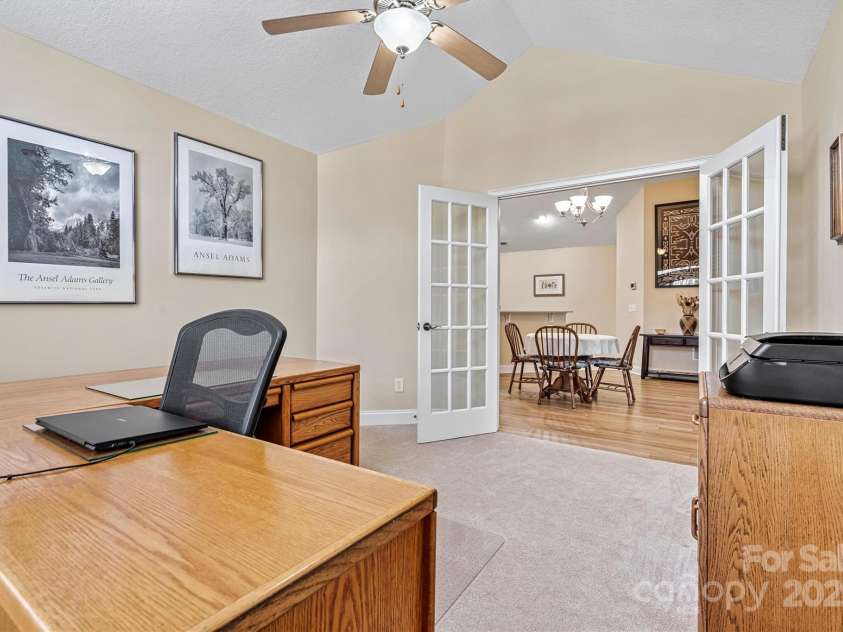 808 Wynnshire Drive, Hickory, NC 28601.  MLS# CAR4227360, YatesRealty ID 6780. 