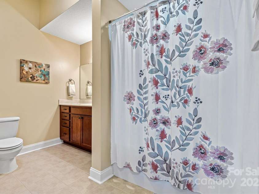 808 Wynnshire Drive, Hickory, NC 28601.  MLS# CAR4227360, YatesRealty ID 6780. 