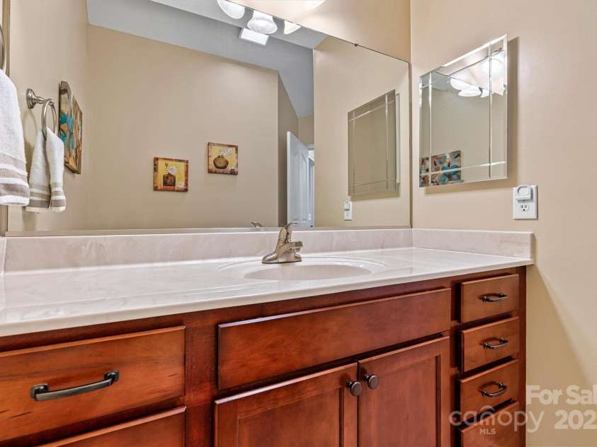 808 Wynnshire Drive, Hickory, NC 28601.  MLS# CAR4227360, YatesRealty ID 6780. 