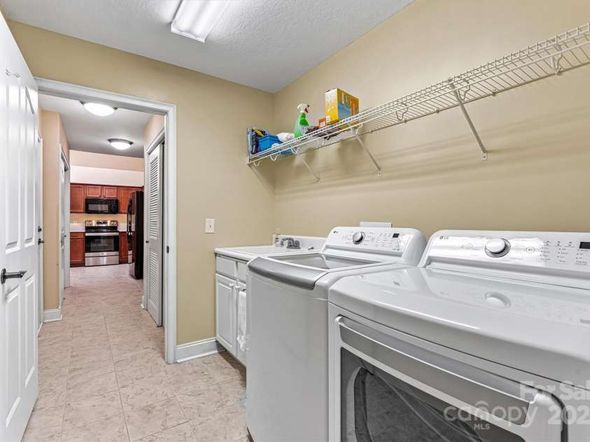 808 Wynnshire Drive, Hickory, NC 28601.  MLS# CAR4227360, YatesRealty ID 6780. 