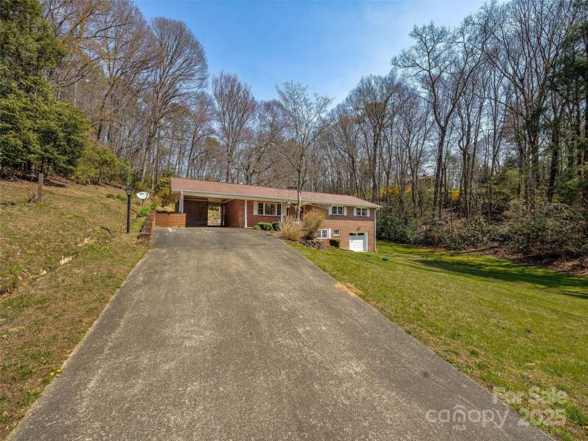160 Tanglewood Heights, Brevard, NC 28712.  MLS# CAR4230494, YatesRealty ID 6781. 