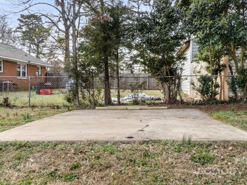 2509 Lanecrest Drive, Charlotte, NC 28215.  MLS# CAR4228955, YatesRealty ID 6783. Create your own backyard oasis with this huge concrete patio
