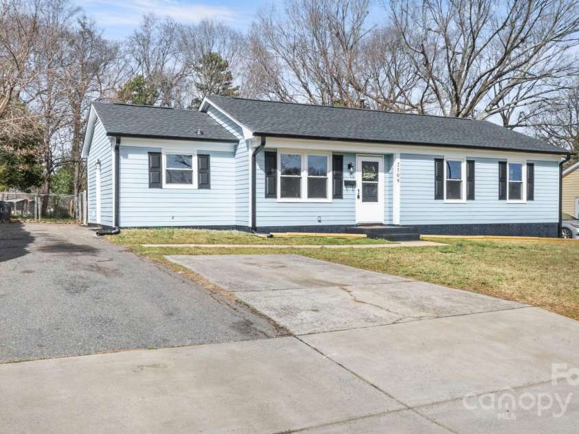 2509 Lanecrest Drive, Charlotte, NC 28215.  MLS# CAR4228955, YatesRealty ID 6783. Expanded 4+ car parking