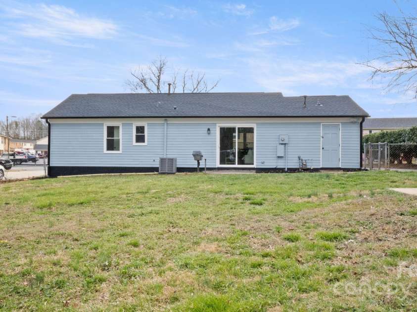 2509 Lanecrest Drive, Charlotte, NC 28215.  MLS# CAR4228955, YatesRealty ID 6783. Huge flat fully-fenced backyard