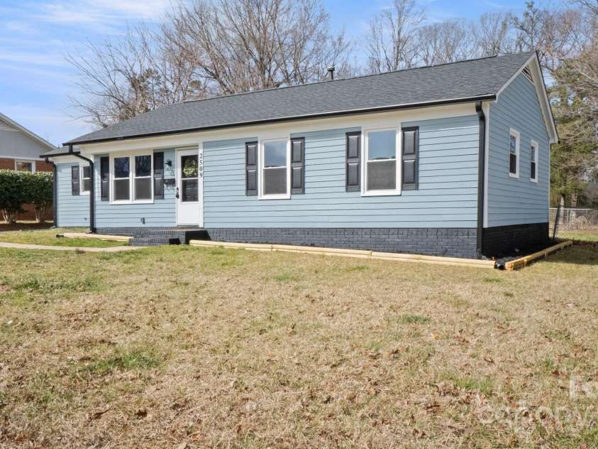 2509 Lanecrest Drive, Charlotte, NC 28215.  MLS# CAR4228955, YatesRealty ID 6783. Large flat lot with fresh exterior paint, new roof!