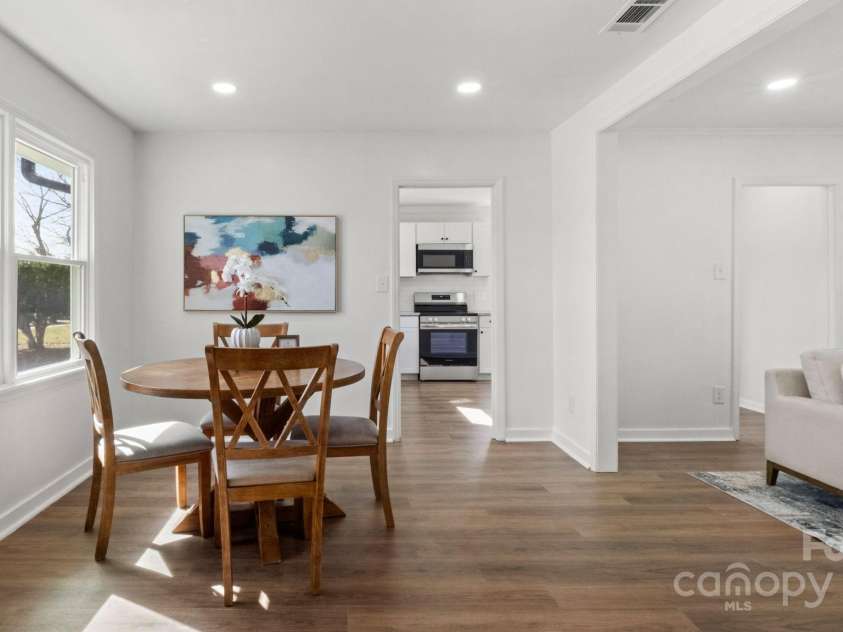 2509 Lanecrest Drive, Charlotte, NC 28215.  MLS# CAR4228955, YatesRealty ID 6783. Light, bright and open with new LVP throughout