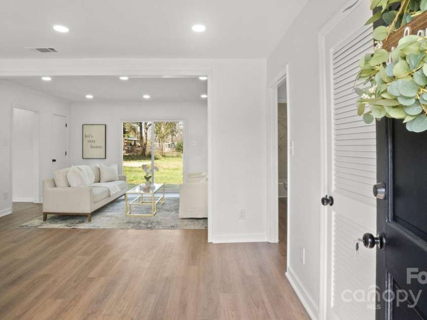 2509 Lanecrest Drive, Charlotte, NC 28215.  MLS# CAR4228955, YatesRealty ID 6783. Open flow from the front to back doors with great natural light!