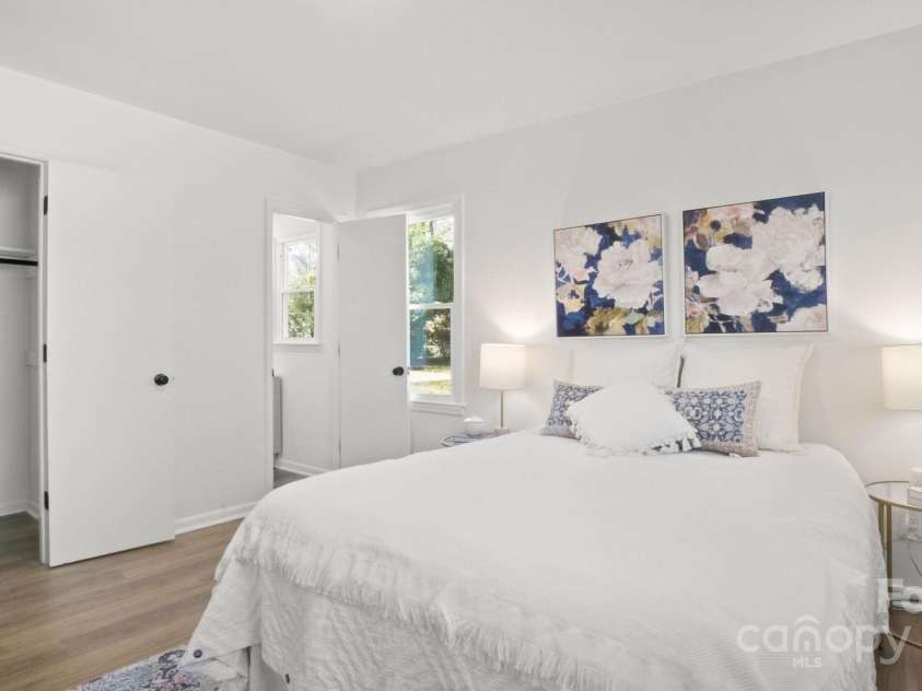 2509 Lanecrest Drive, Charlotte, NC 28215.  MLS# CAR4228955, YatesRealty ID 6783. Primary suite with walk-in closet and primary bath