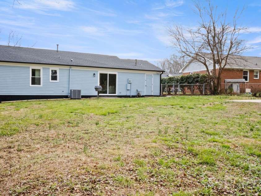 2509 Lanecrest Drive, Charlotte, NC 28215.  MLS# CAR4228955, YatesRealty ID 6783. Side view of yard