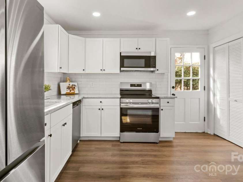 2509 Lanecrest Drive, Charlotte, NC 28215.  MLS# CAR4228955, YatesRealty ID 6783. Spacious new kitchen with stainless steel appliances
