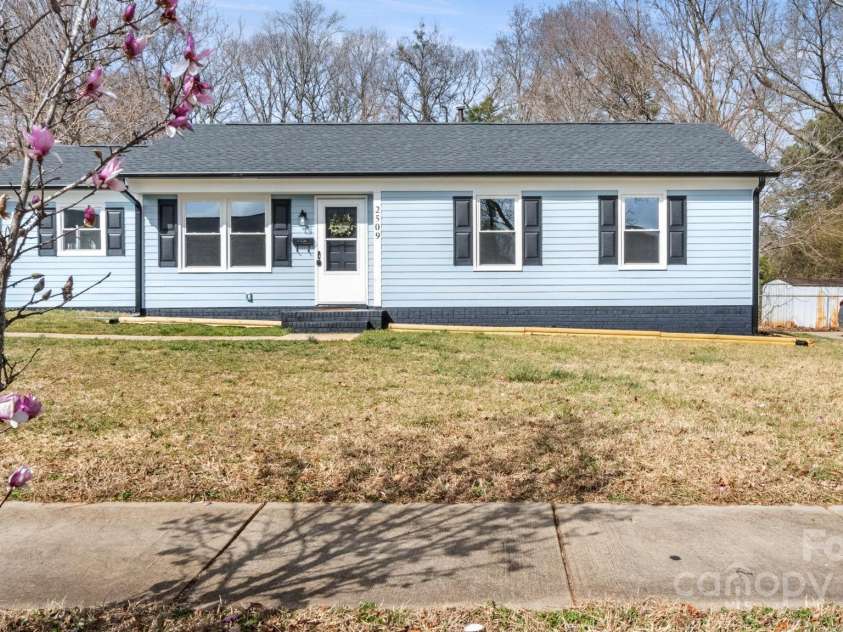 2509 Lanecrest Drive, Charlotte, NC 28215.  MLS# CAR4228955, YatesRealty ID 6783. Welcome home to 2509 Lanecrest!