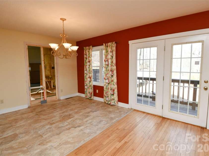 477 West Ridge Drive, Burnsville, NC 28714.  MLS# CAR4362553, YatesRealty ID 6788. 