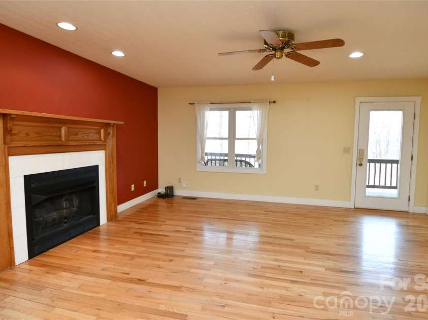 477 West Ridge Drive, Burnsville, NC 28714.  MLS# CAR4362553, YatesRealty ID 6788. 