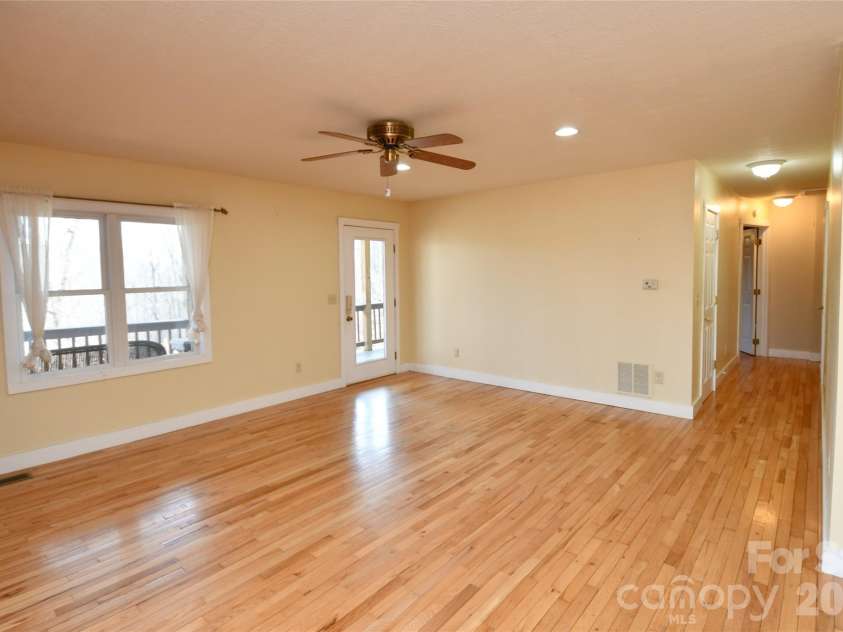 477 West Ridge Drive, Burnsville, NC 28714.  MLS# CAR4362553, YatesRealty ID 6788. 