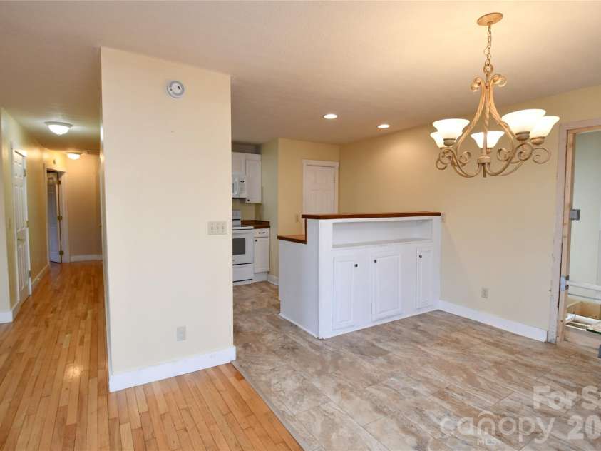 477 West Ridge Drive, Burnsville, NC 28714.  MLS# CAR4362553, YatesRealty ID 6788. 