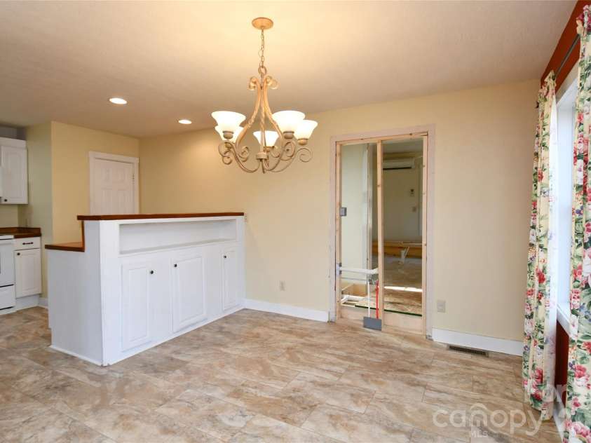 477 West Ridge Drive, Burnsville, NC 28714.  MLS# CAR4362553, YatesRealty ID 6788. 