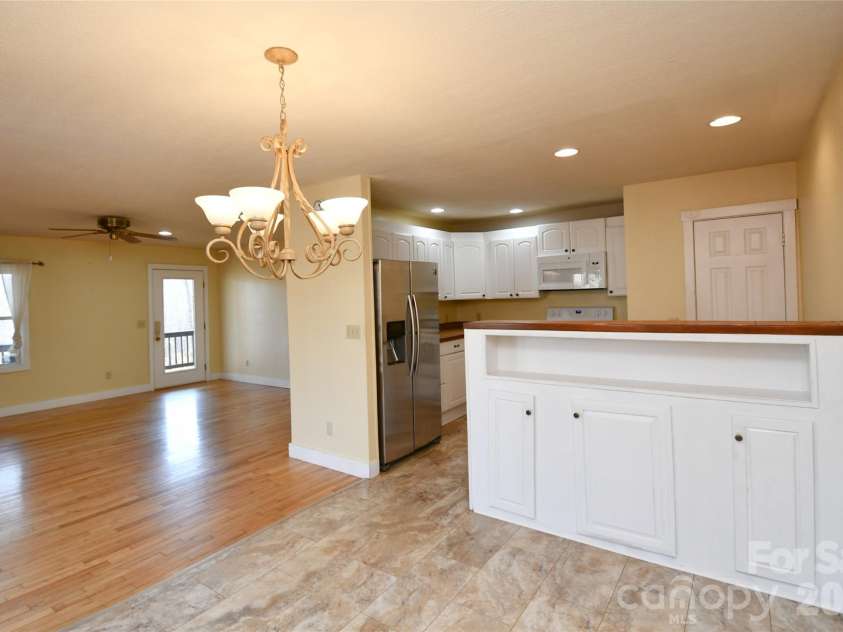 477 West Ridge Drive, Burnsville, NC 28714.  MLS# CAR4362553, YatesRealty ID 6788. 