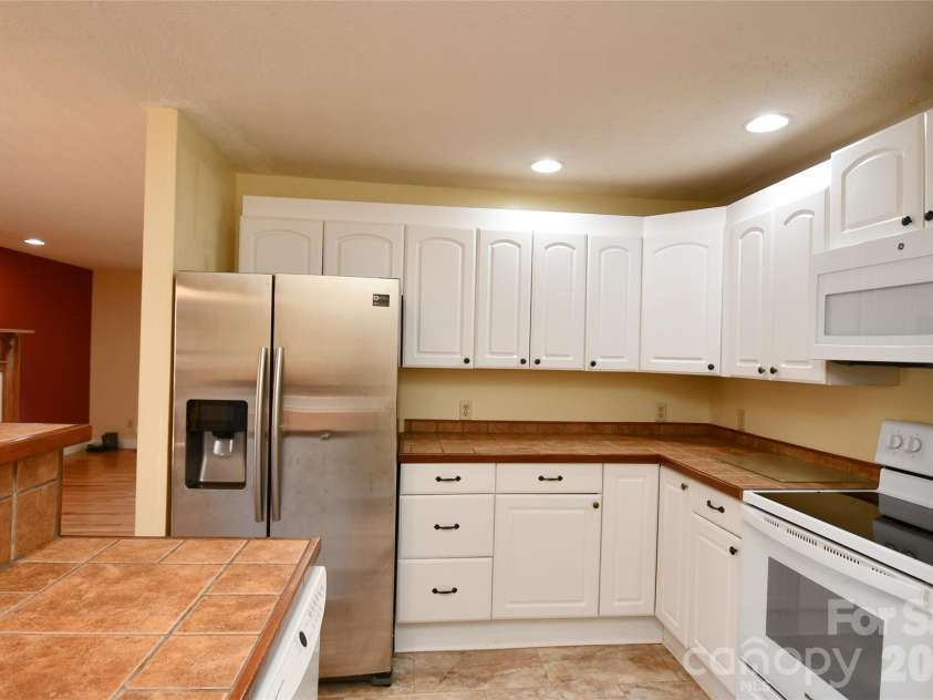 477 West Ridge Drive, Burnsville, NC 28714.  MLS# CAR4362553, YatesRealty ID 6788. 