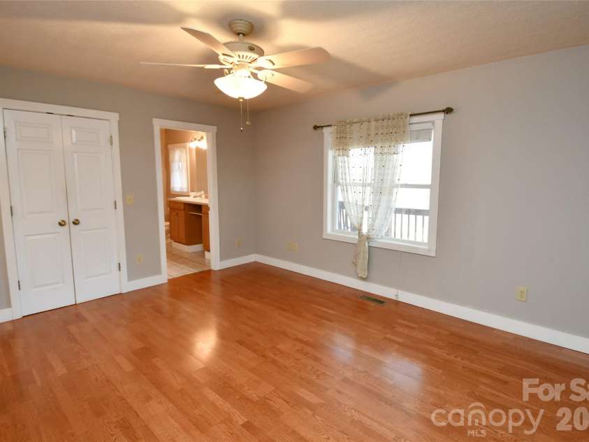 477 West Ridge Drive, Burnsville, NC 28714.  MLS# CAR4362553, YatesRealty ID 6788. 