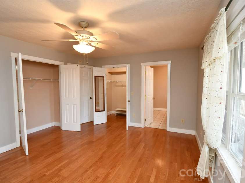 477 West Ridge Drive, Burnsville, NC 28714.  MLS# CAR4362553, YatesRealty ID 6788. 