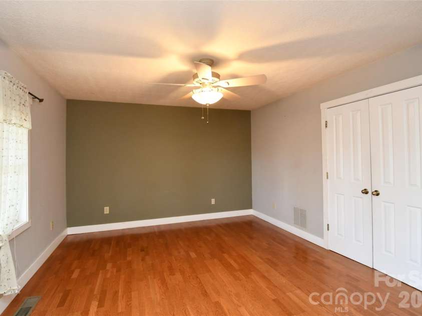 477 West Ridge Drive, Burnsville, NC 28714.  MLS# CAR4362553, YatesRealty ID 6788. 