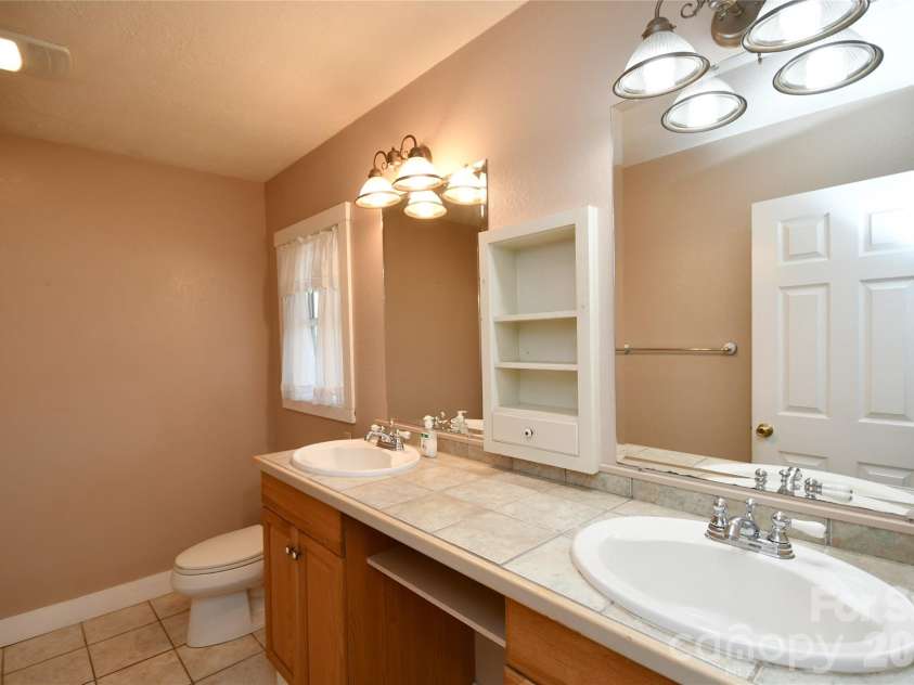477 West Ridge Drive, Burnsville, NC 28714.  MLS# CAR4362553, YatesRealty ID 6788. 