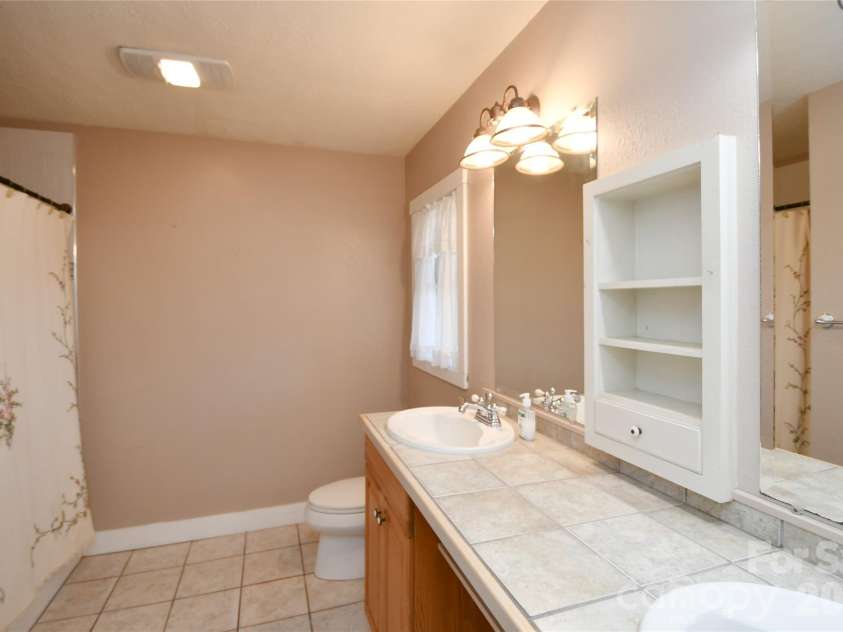 477 West Ridge Drive, Burnsville, NC 28714.  MLS# CAR4362553, YatesRealty ID 6788. 