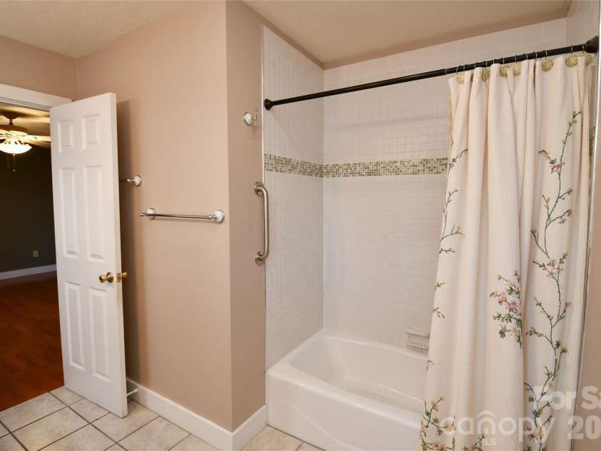 477 West Ridge Drive, Burnsville, NC 28714.  MLS# CAR4362553, YatesRealty ID 6788. 