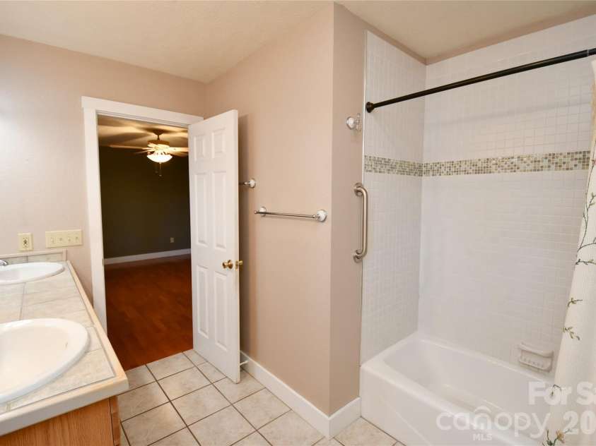 477 West Ridge Drive, Burnsville, NC 28714.  MLS# CAR4362553, YatesRealty ID 6788. 