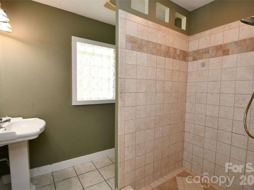 477 West Ridge Drive, Burnsville, NC 28714.  MLS# CAR4362553, YatesRealty ID 6788. 