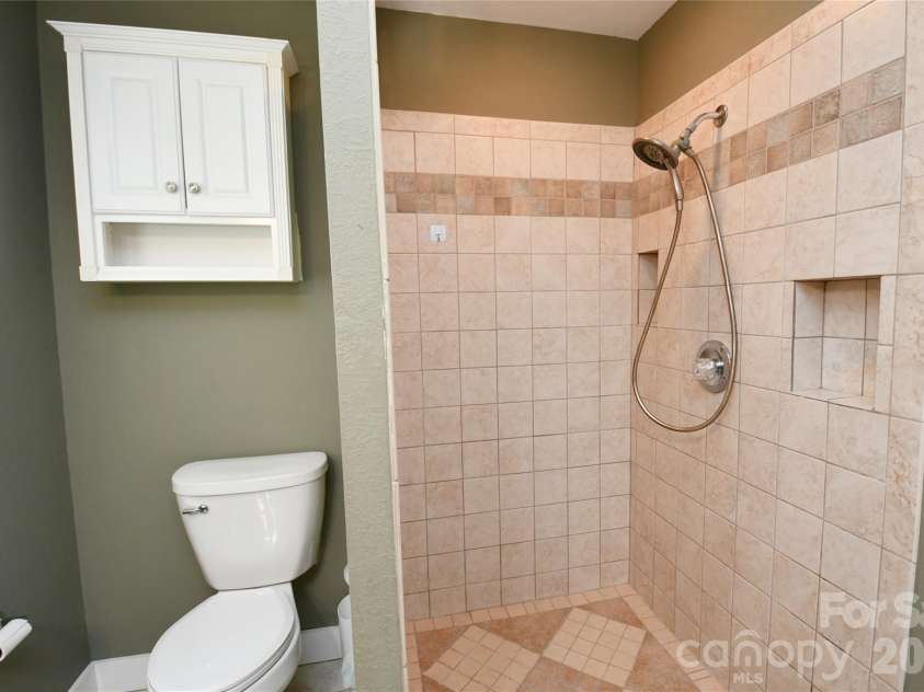 477 West Ridge Drive, Burnsville, NC 28714.  MLS# CAR4362553, YatesRealty ID 6788. 